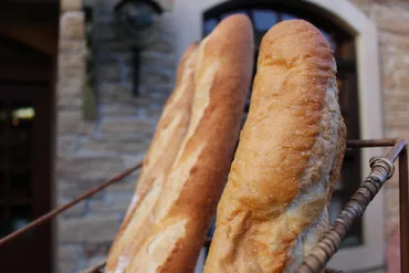 フランスパンことバゲットはなぜ硬くて長いのか?–