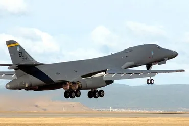 核兵器積めないの「大人の事情」で国家戦略から外された巨大機→改良で現代戦の申し子に乗りものニュース
