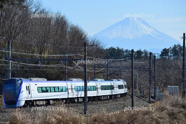富士山を背景に新宿を目指す中央線系特急あずさ号写真素材