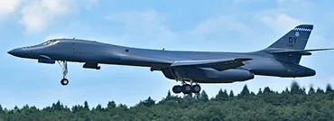 米軍爆撃機三沢に展開／「戦略的抑止」狙い