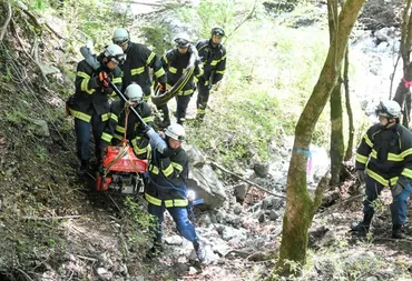 重さキロのポンプ担いで登る大船渡の山火事を教訓に過酷な訓練神奈川県:朝日新聞