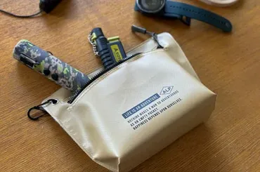 ダイソーの即買い推奨品】この質と見た目で円!?サイズも大充実の「底マチポーチ」にグゥの音も出ない…