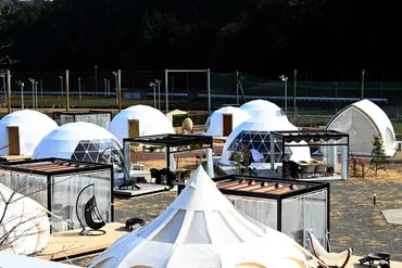 校庭にテント、図書室は受付、校長室は…廃校がグランピング施設に静岡県:朝日新聞