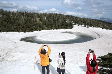 残雪に「ドラゴンアイ」八幡平・鏡沼写真特集