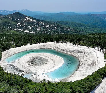 雪解けで「開眼」八幡平の鏡沼：朝日新聞