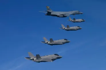 死の白鳥」米Ｂ－１Ｂランサー、ソウル上空に展開…北朝鮮「相応の行動」挑発示唆