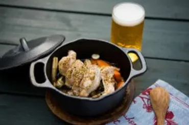 ソロキャンプでも使えるミニ・ダッチオーブンが料理欲を刺激する！