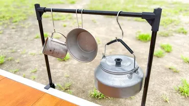 ダイソーのキャンプ用ハンガーラック。ワンコインだけど超使えます