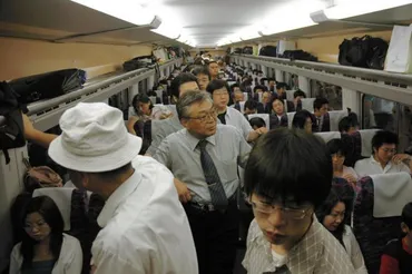 新幹線の混雑時、指定席車両に自由席の乗客が…これってあり？