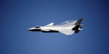 J-20戦闘機：中国が誇るステルス戦闘機の性能と世界との比較は？J-20、F-22、F-35：第5世代戦闘機の性能比較