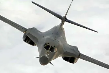 B-1B ランサーとは？ 可変翼と長距離飛行が魅力の戦略爆撃機 (役割？)B-1B ランサー：三沢基地配備と太平洋抑止イニシアチブにおける役割