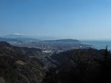富士山、南アルプス、駿河湾、伊豆半島――。大パノラマが広がる焼津アルプス・満観峰