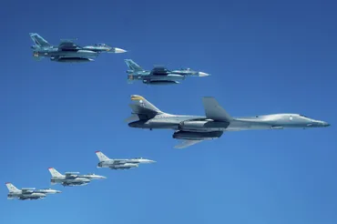 B-1Bランサー、日米共同訓練と三沢基地配備：インド太平洋の安全保障は？B-1B配備と日米連携：抑止力強化の動き