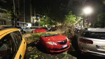 悪天候ミラノは夜中に激しい嵐に見舞われました。風と雹に圧倒されたロンバルディア州とヴェネト州