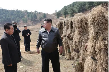 ウクライナ戦争での「ドローン被害」の教訓か、金正恩委員長が偽装軍人を激励