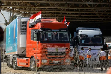ガザ支援物資が初めて到着、イスラエルは攻撃強化を警告