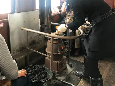 冬の風物詩・津軽鉄道「ストーブ列車」に炙りスルメと日本酒片手に乗ってみた