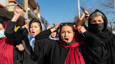 タリバンが街頭デモの女性に放水、大学教育の停止に抗議アフガン