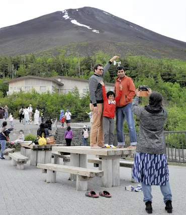 富士山のオーバーツーリズム問題とは？持続可能な観光への道を探る(？)富士山の観光客増加と課題、持続可能な観光への取り組み