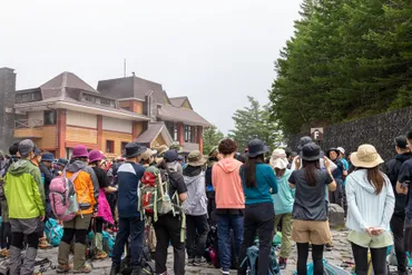 インバウンド復活で富士山は大混雑。オーバーツーリズムを解決する「富士山登山鉄道構想」を進める山梨県知事の話を聞いて、吉田口を見てきた
