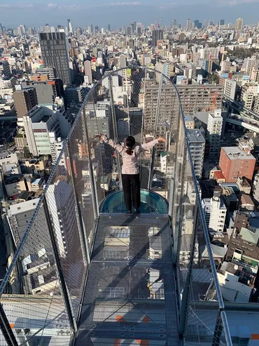 地上のスリル!通天閣の跳ね出し展望台で空中浮遊体験