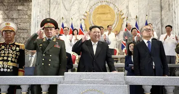 北朝鮮が軍事パレード中露高官も出席新型ドローンなど披露