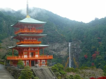 那智の滝を巡る旅：日本三大名瀑とパワースポット、自然と歴史を感じる旅（？マーク）那智の滝：圧巻の滝と歴史、アクセス情報