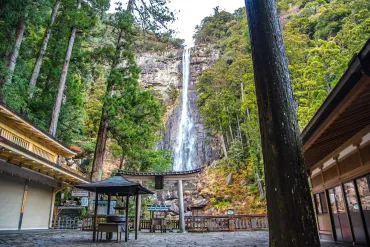 日本三名瀑にも数えられる和歌山県「那智の滝」の迫力はずっと眺めていられるほどの美しさ！想像を絶するダイナミックな絶景が目の前に広がる！