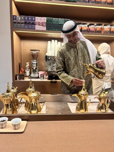 大阪・関西万博】サウジアラビアパビリオンがアツい！イケメンが淹れてくれるカルダモンコーヒーと混雑・予約情報！最新情報をご紹介！