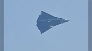 中国の次世代(第6世代)戦闘機が初飛行を行ったらしいがそのデザインがかなり独特「かなりの大型機?」「戦闘爆撃機のようにも見える」