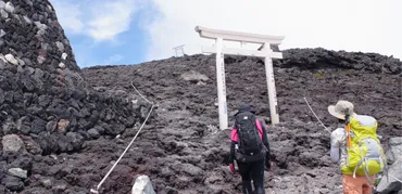 2025年度】富士登山の服装・装備・持ち物の準備リスト一覧