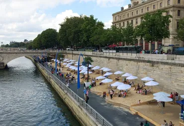 パリの真ん中がビーチに変身する夏の一大イベント「パリ・プラージュ」。通常は遊泳禁止のセーヌ川で珍しい体験も… フランスの小さくて温かな暮らし 365日──大切なことに気づかせてくれる日々のヒント