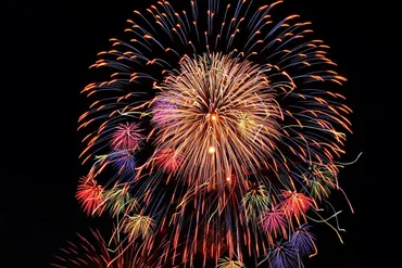 2024】第76回鎌倉花火大会が本日開催!海面で広がる水中花火に注目
