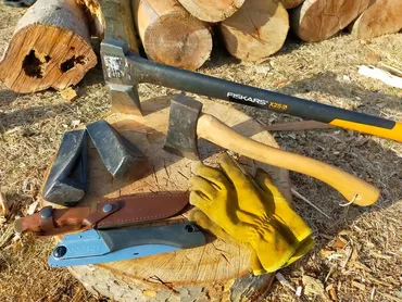 自分で薪を作ってみよう!キャンプの薪割りに必要な道具と薪割りのコツ。│maagz