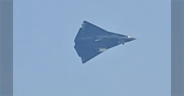 中国の次世代(第6世代)戦闘機が初飛行を行ったらしいがそのデザインがかなり独特「かなりの大型機?」「戦闘爆撃機のようにも見える」
