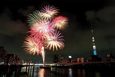 東京都・墨田区《隅田川花火大会》100万人もの人々が押し寄せる東京の夏の風物詩