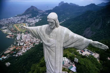 キリスト像観光:ブラジルの青い空を永遠の腕が抱くとき