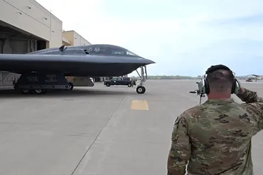 世界で最も高価な航空機」米空軍の゛記録゛を更新! 即応性アップ期待も手放しで喜べない事情が
