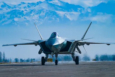 中国のステルス戦闘機゛初めて空対空ミサイルを撃つ鮮明な画像が確認される!米軍のものよりも優れる?