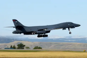 アメリカ空軍爆撃機と航空自衛隊戦闘機が共同訓練 依然月2回ペースを維持