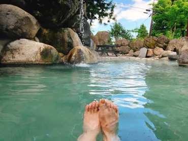 新潟県 赤倉温泉 野天風呂滝の湯 泉質最高!500円で温泉プールも入れる夏休み感あふれる日帰り温泉