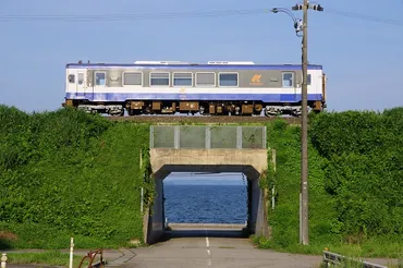 のと鉄道「震災語り部観光列車」とは？被災地の復興を伝える、揺るぎない希望の物語(？)2024年能登半島地震、被災したのと鉄道、震災語り部観光列車の詳細。