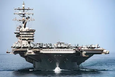 犬の隊長゛の存在が話題となった空母 地中海で商船と衝突 米海軍発表 損傷は?