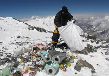 エベレスト登山者にGPS発信機携行と排せつ物持ち帰り義務化 ネパール 写真4枚 国際ニュース:AFPBB News