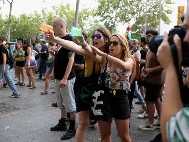 オーバーツーリズムでバルセロナが悲鳴 地元民ら反発デモ、観光客に水鉄砲も：朝日新聞GLOBE＋