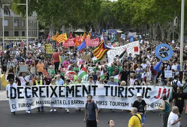 観光客は帰れ」バルセロナでオーバーツーリズムに抗議する大規模デモ、参加者は観光客に「水鉄砲」 