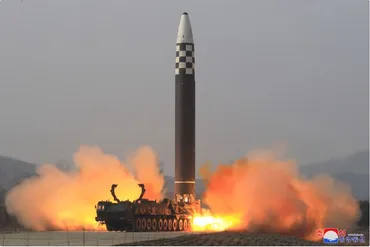 北朝鮮、大型ICBM「火星17」の発射実験に成功と発表 