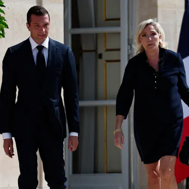 仏大統領、左派連合からの首相指名を排除 政治空白続く 