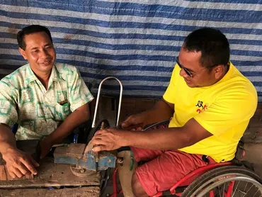 カンボジアで地雷被害者への職業訓練を支援しています 