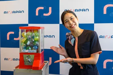 機内でリアルガチャ! AirJapanが夏限定の機内イベントをスタート